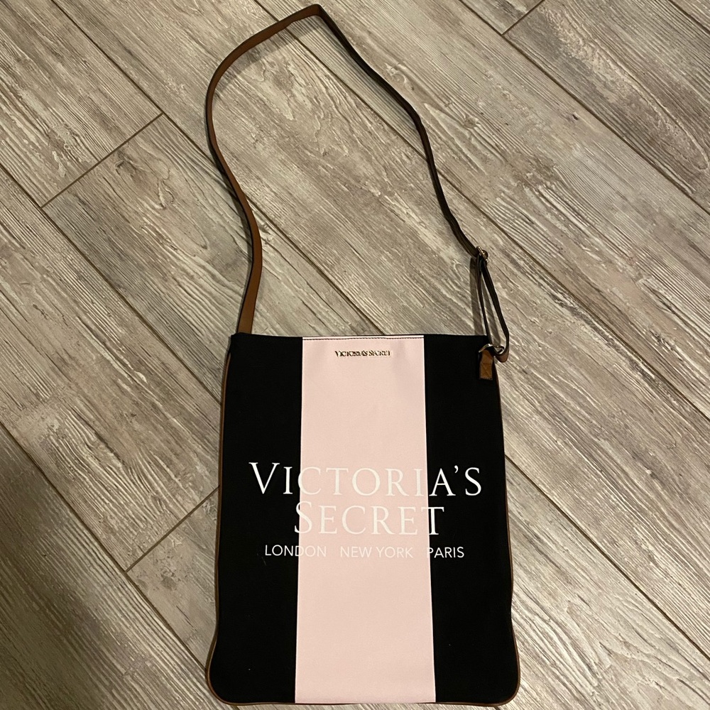 NEVER USED VICTORIA SECRET CROSS BODY BAG.